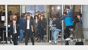 영장심사 마친 정경심, 오른쪽 눈에 안대 하고 나와