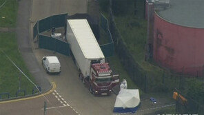 英 경찰, 냉동컨테이너 39명사망과 관련 남녀2명 체포