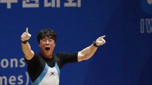 6년만에 평양서 울린 애국가…염다훈, 주니어역도선수권 첫 합계 金