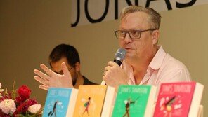 “김정은·트럼프·메르켈, 세계 리더라면 놀림은 감수해야”