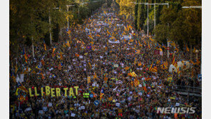 카탈루냐 분리주의자들, 주말 시위에서 경찰과 대규모 충돌