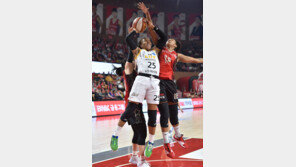 쏜튼 맹활약 KB스타즈, 삼성생명 제압하며 단독 선두