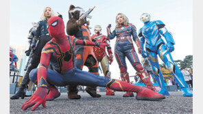 마블 캐릭터 의상 입고 달리기