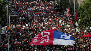 사상최대 규모 시위에 놀란 칠레 대통령 “전면 개각”