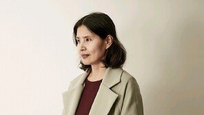 최영미 시인 “첫 영문 시선집, 누군가의 가슴에 닿기를”