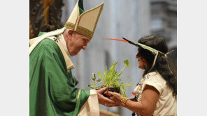 교황 “가난한 사람들은 천국의 문지기”… 위기의 아마존 원주민에 관심 호소