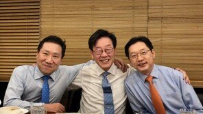 양정철·김경수·이재명 만찬 회동…어깨동무하며 ‘총선 원팀’ 결의