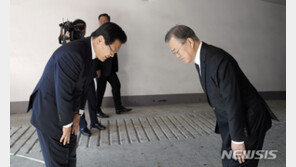 文대통령 “朴 배려하고 있다”…보수통합 움직임에 ‘박근혜 변수’ 던지나