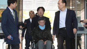 조국 동생 2번째 영장심사 출석…목 보호대 차고 휠체어로 이동