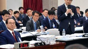 ‘靑감찰 무마의혹’ 유재수 부산 부시장 사의…“시정 전념 어려워”