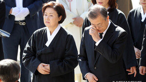 靑 “文대통령, 모친 삼우제 못 가…태국 아세안 순방 준비”