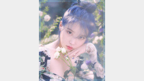 아이유, ‘음원강자’ 확인…‘러브포엠’ 음원차트 싹쓸이