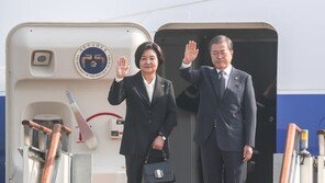 文대통령, 태국 총리 주최 만찬 참석…아베 등 각국 정상 한자리