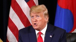 12조원 트럼프 장벽, 12만원 전동톱에 뚫렸다