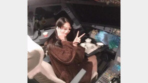 女승객 조종석에 앉힌 中 조종사 ‘종신 비행금지’ 처벌