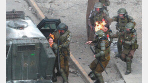 불붙은 칠레 시위 진압 경찰