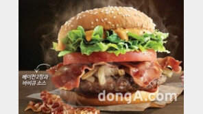 맥도날드, 육식파 소비자 겨냥… 버거 ‘1955 스모키 더블 베이컨’ 한정 판매