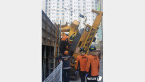 경남 양산 원룸 신축 공사장서 37.6톤 크레인 넘어져…운전자 경상