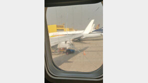 “누구 없나요?”…깨진 창문 ‘테이핑’ 처리된 항공기