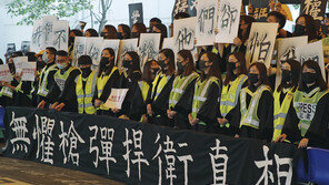 홍콩 중문대 졸업식 도중 기습 시위…마스크 꺼내쓰고 “자유” 외쳐