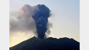 日 규슈 사쿠라지마화산 폭발…“화산재 5.5km 높이 분출”
