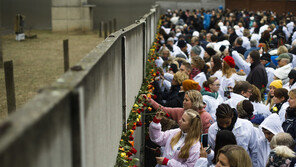 “영원한 장벽은 없다”…베를린 장벽 조각이 트럼프에 보내진 사연