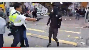 [속보]홍콩 경찰, 반정부 시위대 가슴 겨냥해 실탄 발포…1명 부상