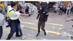 홍콩 경찰, 시위대 향해 실탄 발사...현지 언론 “모두 3발”