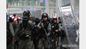 홍콩 ‘준전시’ 방불…이공대 바리케이트·지하철 다수역 폐쇄