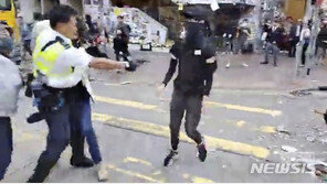 홍콩 경찰, 생명 위협상황 아닌데도 실탄 발사…中의 지시?