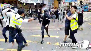 홍콩 경찰이 쏜 총 맞은 20대, 콩팥·간 일부 파열…생명 지장 없어