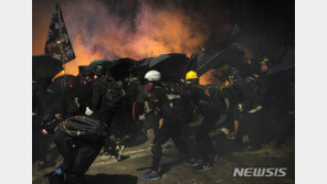 홍콩 경찰, 밤새 실탄·최루탄 ‘강경진압’…쇼핑몰 등 화염