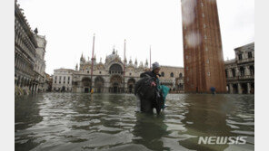 폭우로 잠긴 수상도시 베네치아…1200년 된 산마르코 대성당도 잠겼다