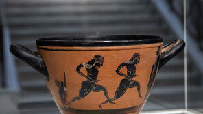 근대올림픽  첫 마라톤우승자에 줬던 고대 그리스 컵 반환