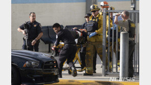 펜스 美부통령, LA 인근 고교 총격에 “총기재앙 종식을”