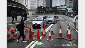 홍콩 시위대, 일부 도로 개방…“24일 선거 예정대로 치러야”