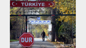 터키가 추방한 미국계 IS 대원, 갈곳없어 닷새째 국경지대 헤매