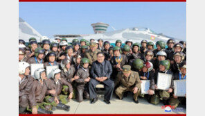 北김정은, 2년만에 전투비행술대회 참관…한미공중훈련 의식했나