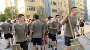 中 인민해방군, 홍콩 거리 투입…도로 청소 작업