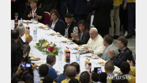 교황 “소수의 탐욕으로 빈곤문제 악화”…빈공층과 함께 오찬