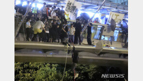 홍콩 경찰, 400명 넘게 체포…일부는 밧줄 이용해 극적 탈출