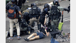 홍콩 당국, 시위자 242명 ‘폭동죄’ 기소…6개 법원에 출석