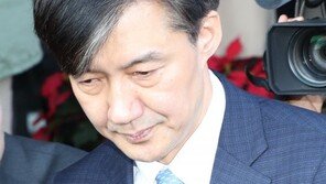 ‘감찰 무마 의혹’ 조국·유재수 동시 검찰 출석