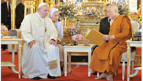 태국 불교지도자와 마주앉은 프란치스코 교황