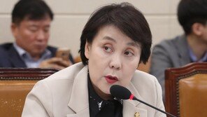 ‘패트 충돌’ 정춘숙 檢 출석…민주당 의원 39명 조사 마무리