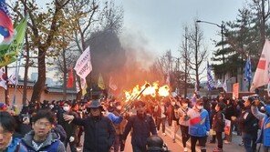 진보단체, 횃불 들고 靑 행진…경찰 “사법처리할 것”