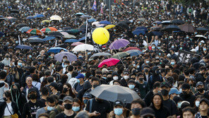 홍콩, 구의회 선거 후 다시 수천명 거리시위 …경찰 진압