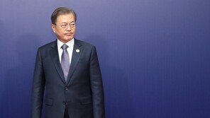 文대통령 국정지지율 중도층서 49.1%…넉달만에 부정평가 앞질러