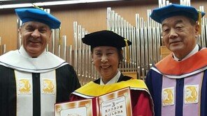 손숙 러시아 대학 명예박사…“그래도 박사보다는 배우가 위” 