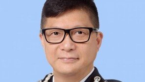 홍콩 경찰청장 “경찰, 시위대에 강경·온건책 병행할 것”